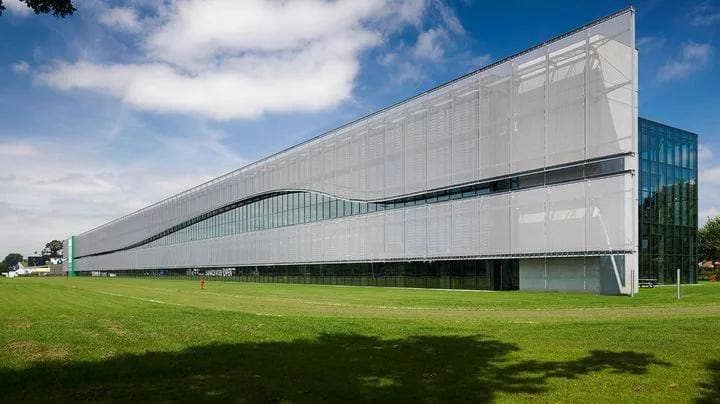 Facade cladding made of metal mesh